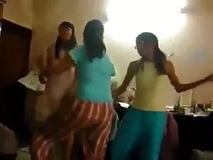 किशोर Cassie लंड को  ...