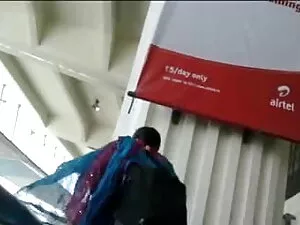 दस्ताने में लड़की है ...