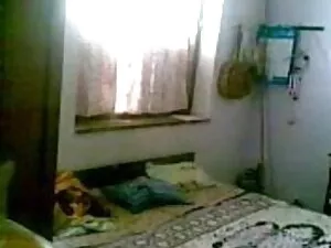 गोल-मटोल पत्नी पीछे  ...