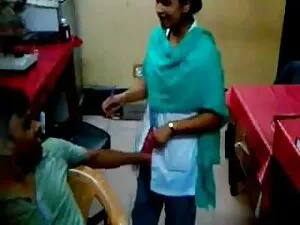 शौचालय में गड़बड़ कट ...