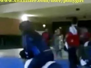 किशोर पिछवाड़े में प ...